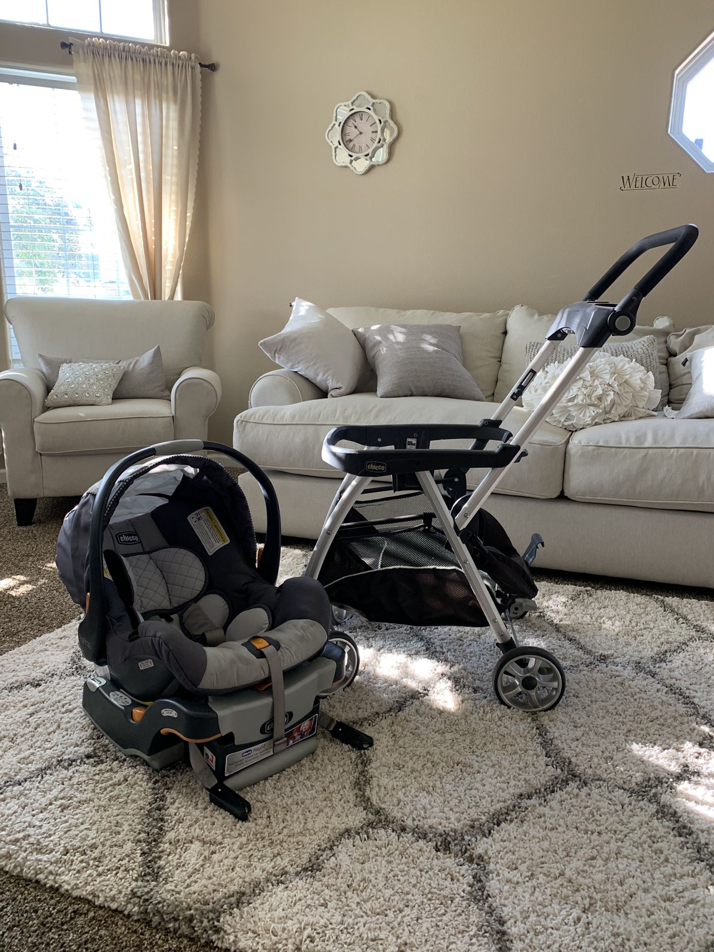 Chicco Keyfit Car Seat with base and Keyfit Caddy Stroller