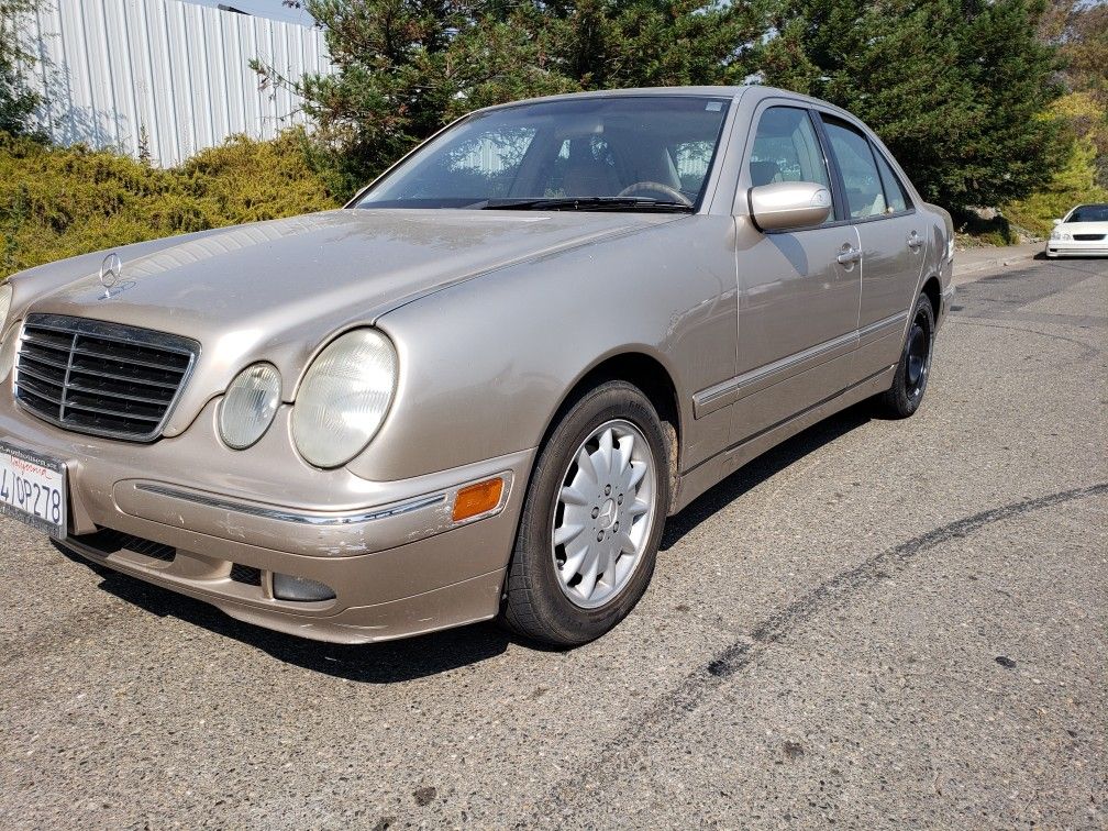 Gold 2001 Mercedes Benz E320 Partying out! For Parts Only!