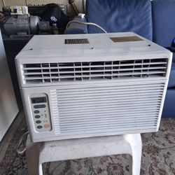 WINDOW AIR CONDITIONER. WORKING GOOD!!