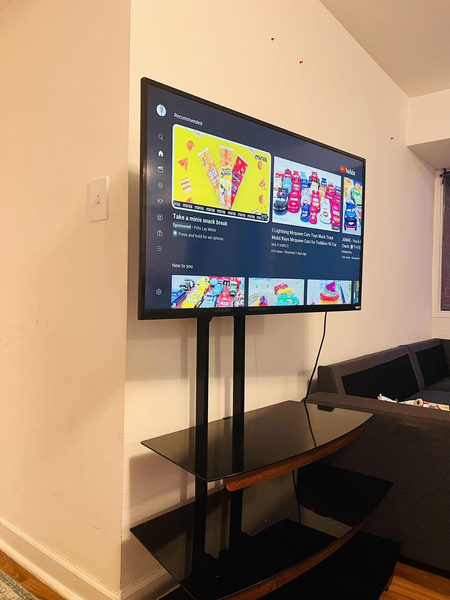Vizio D43-D2 43" Smart LCD TV + Table