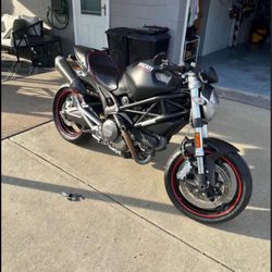 2012 Ducati Monster 696