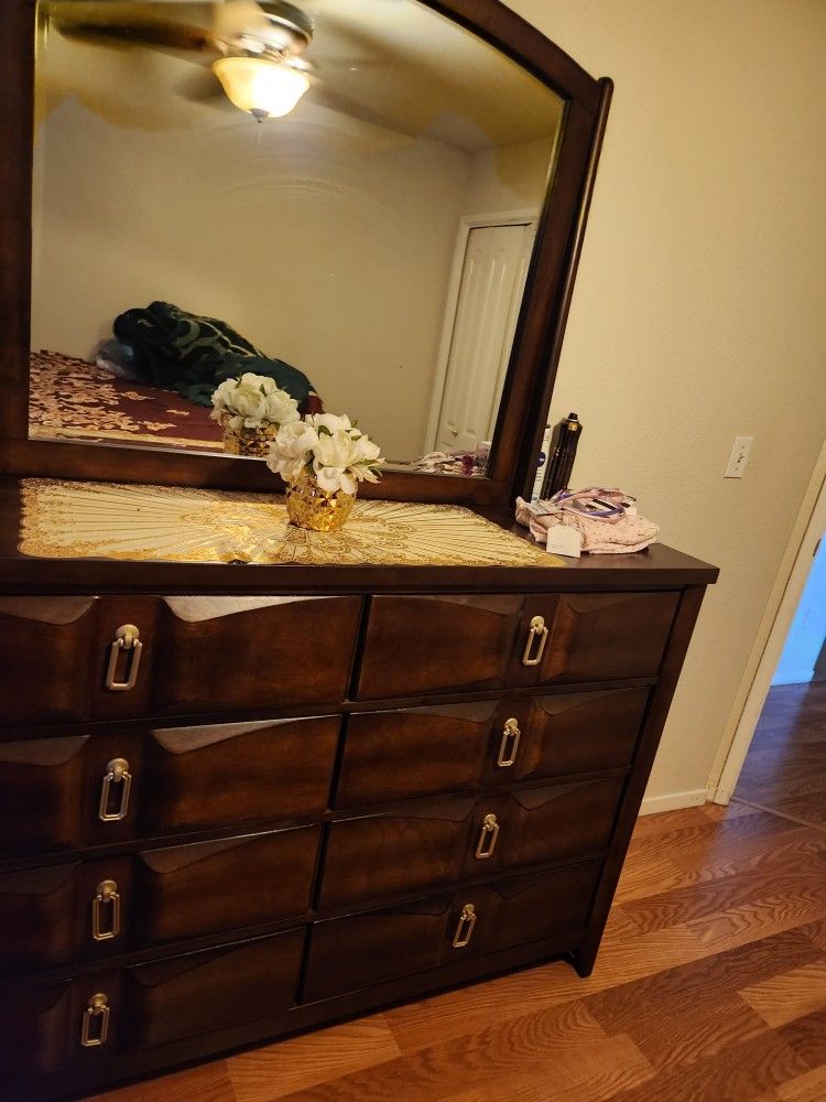 KING BENDROOM SET LIKE NEW WITH MATTRESS
