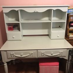 Dresser With Hutch In