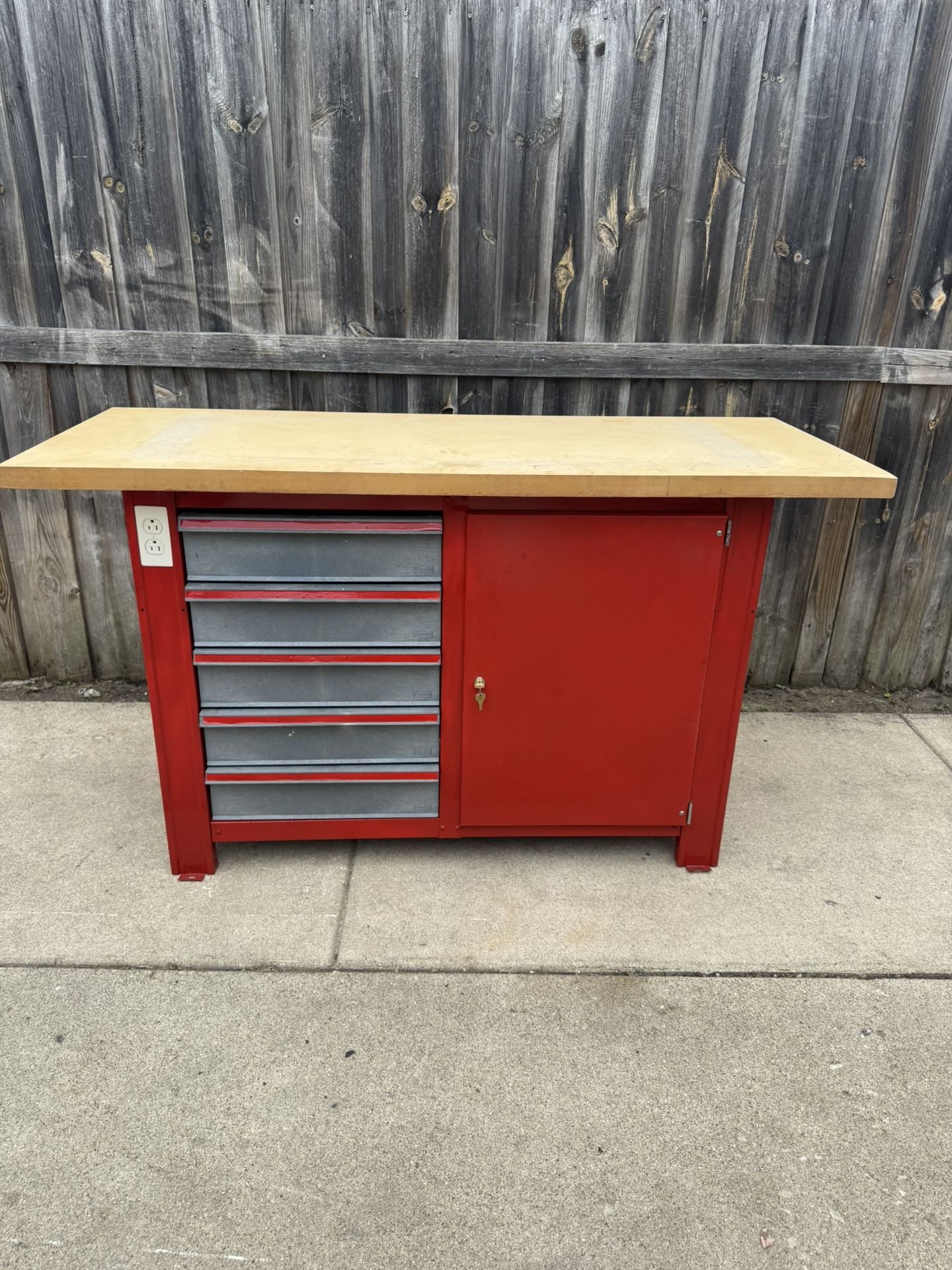 Hirsh workbench with 4 drawers and has a light connection. I only accept cash and I do not accept offers.