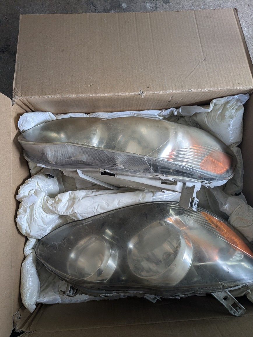 2007 Toyota Corolla Headlights