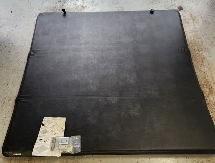 Tri-Fold Bed Cover (Gator, Hard Style) for 5ft Truck Bed *UNUSED*