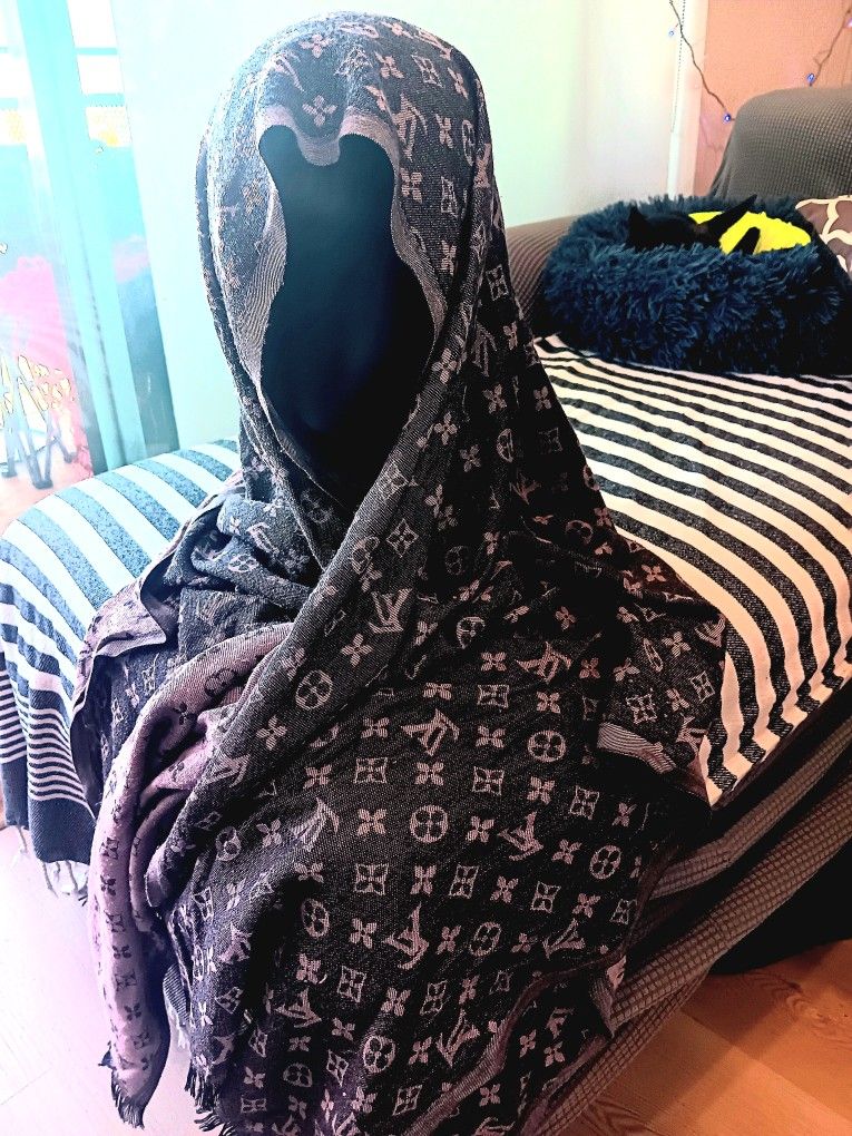Louis Vuitton Scarf/Shawl/Wrap