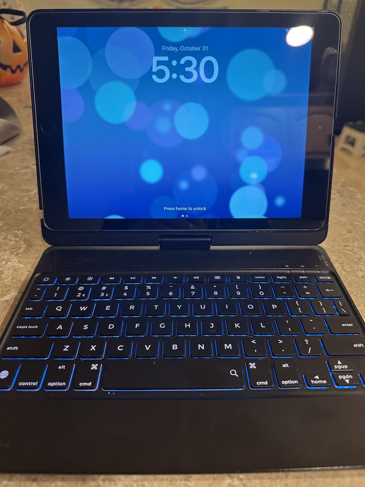 iPad (6 Gen) including Case & Keyboard