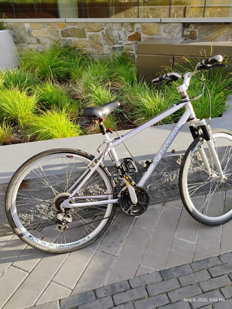 SCHWINN TRAILWAY BIKE