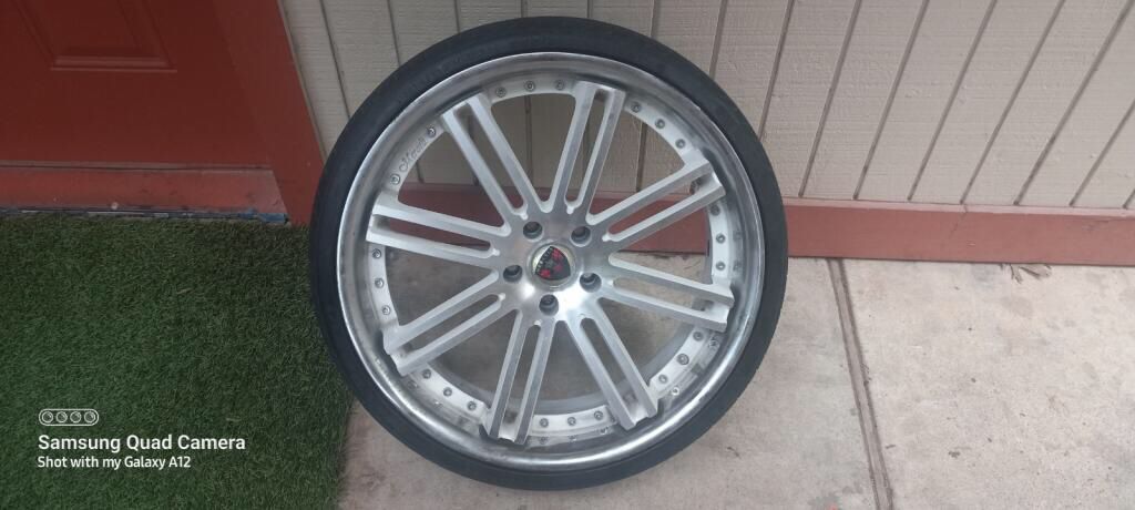 22’ Chrome With White Had Them On A 2016 Impala One Rim Small Leak Air Last For Like 3 Days All Rims In Good Shape Asking 1200 