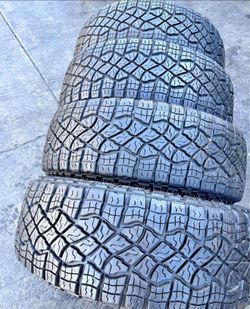 275/65/18 Goodyear Selling a set of 4 tires in excellent condition š«”