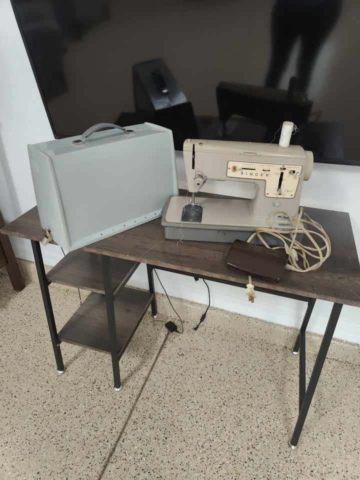 Singer Sawing Machine Works Great In Very Good Condition 