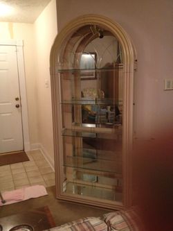Pulaski Furniture Curio cabinet (lighted)