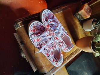 Women's Shoes Size 8 ***LIKE NEW***