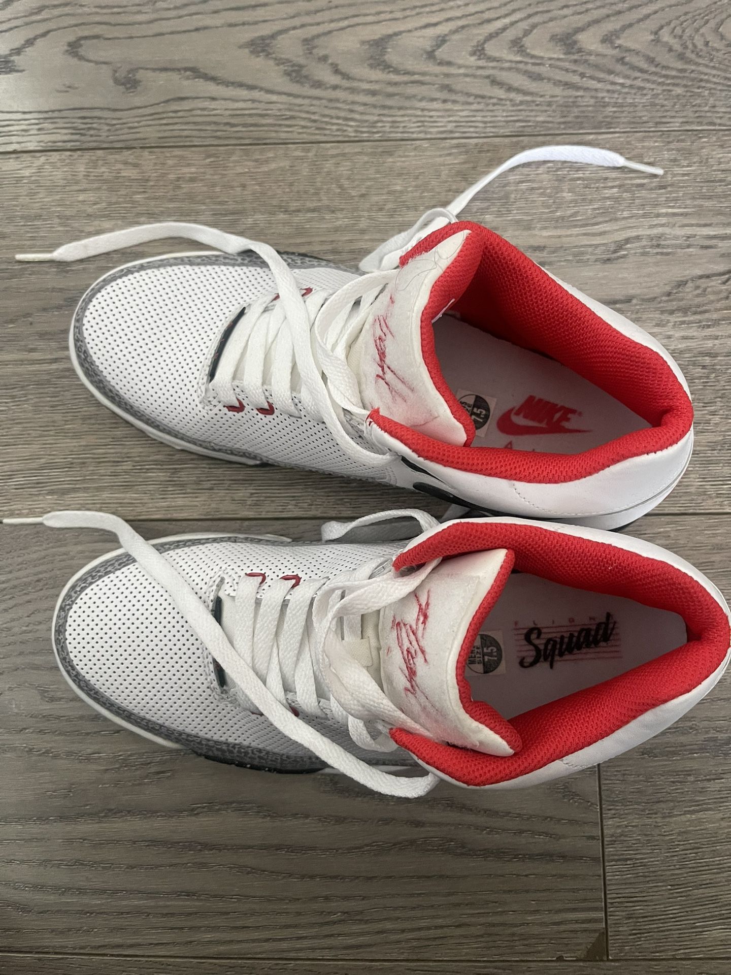White Nikes 7.5 Men’s