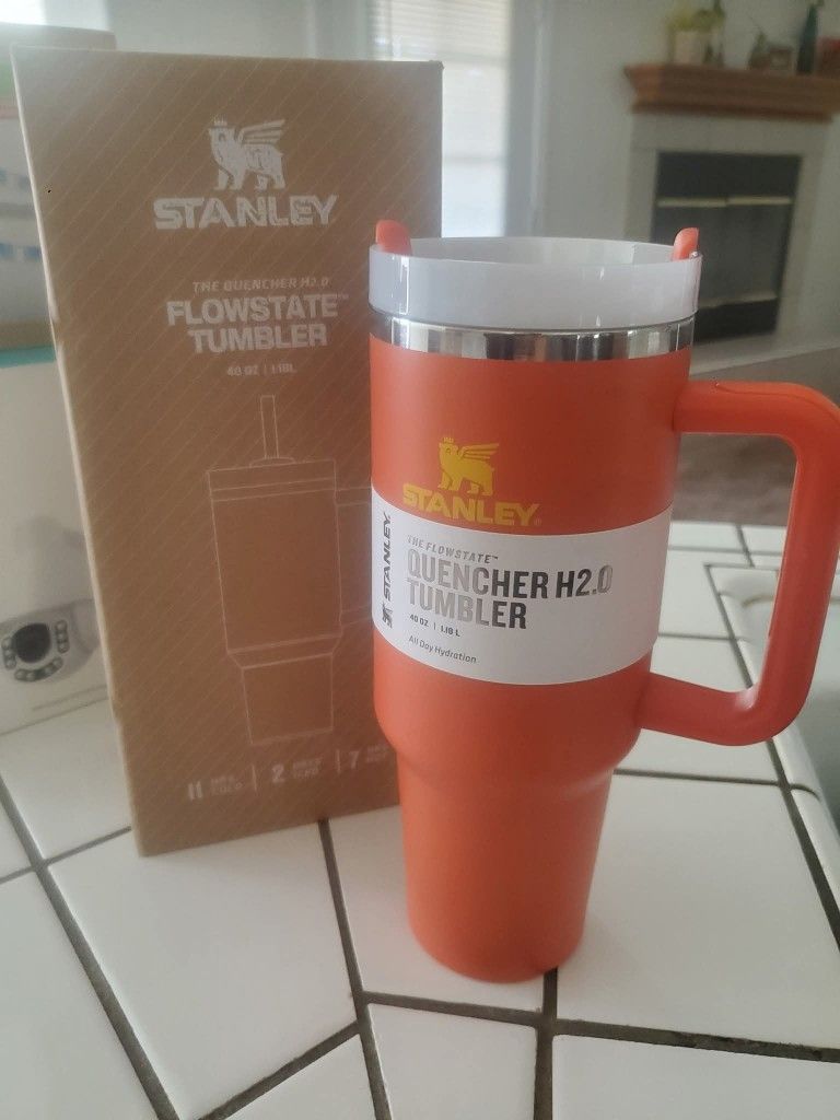 STANLEY Quencher H2.0 FlowState Tumbler 40oz comes new in box (Read Full Description)