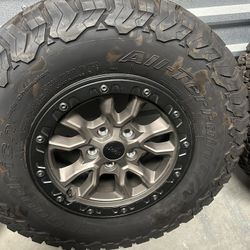 5) 285/70R17 BFG Ko2 With Factory Jeep Rubicon 17x8 Wheels 