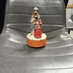 Vintage CHRISTMAS CAROLERS ☆ Revolving Musical Ceramic Figurine plays we wish you a merry Christmas 