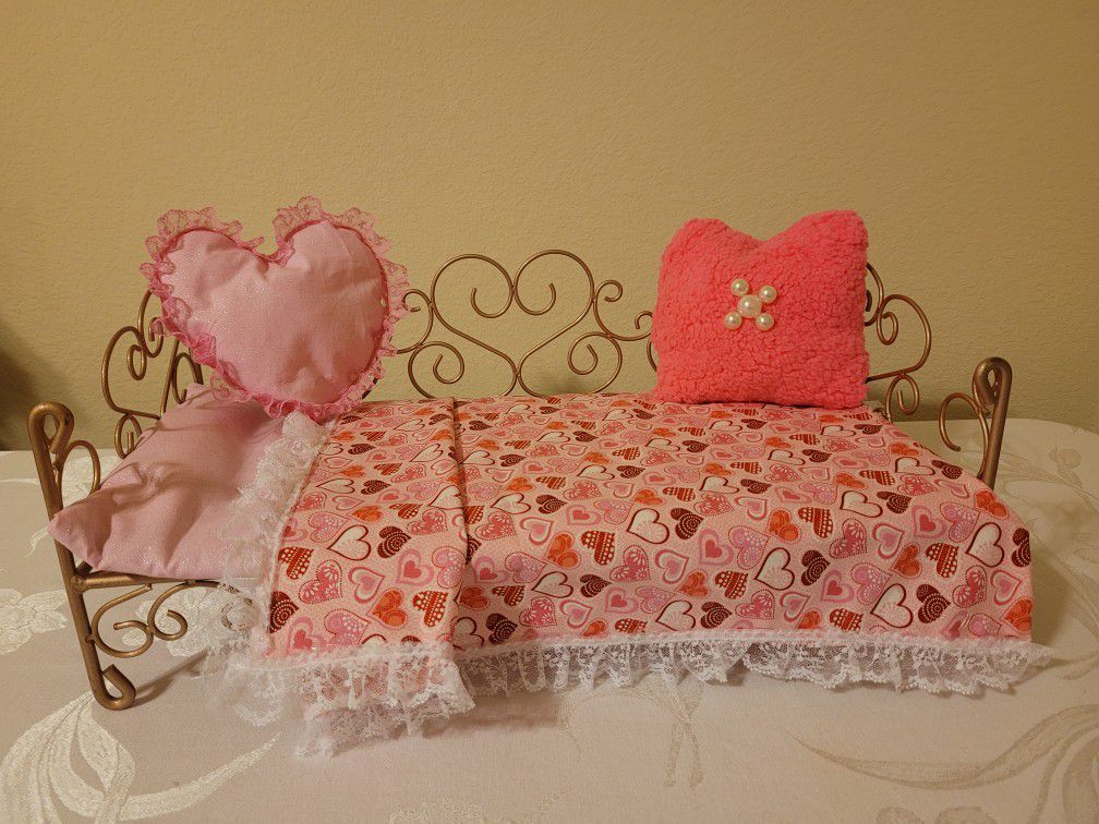 Metal Heart Scrolled Doll Bed and Bedding Sets