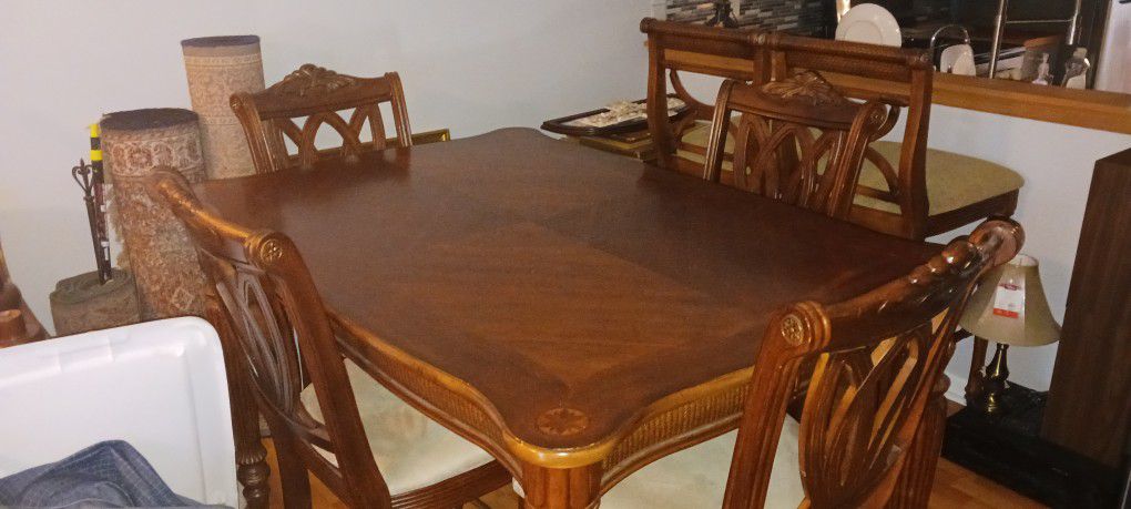 Tommy Bahama Dining Room Table And Four Chairs And Two Tommy Bahama Bar Stools, In Excellent Condition, Seat Cushions Excellent Condition No Stains , 