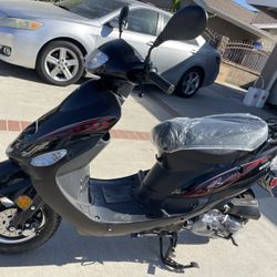 BRAND NEW SCOOTER SS50 -Street legal -Automatic -4 stroke -45 mph speed -90 miles per gallon -Title on hand - Capacity 2 persons AVAILABLE IN DIF