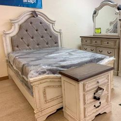 Realyn Chipped White Panel Bedroom Set