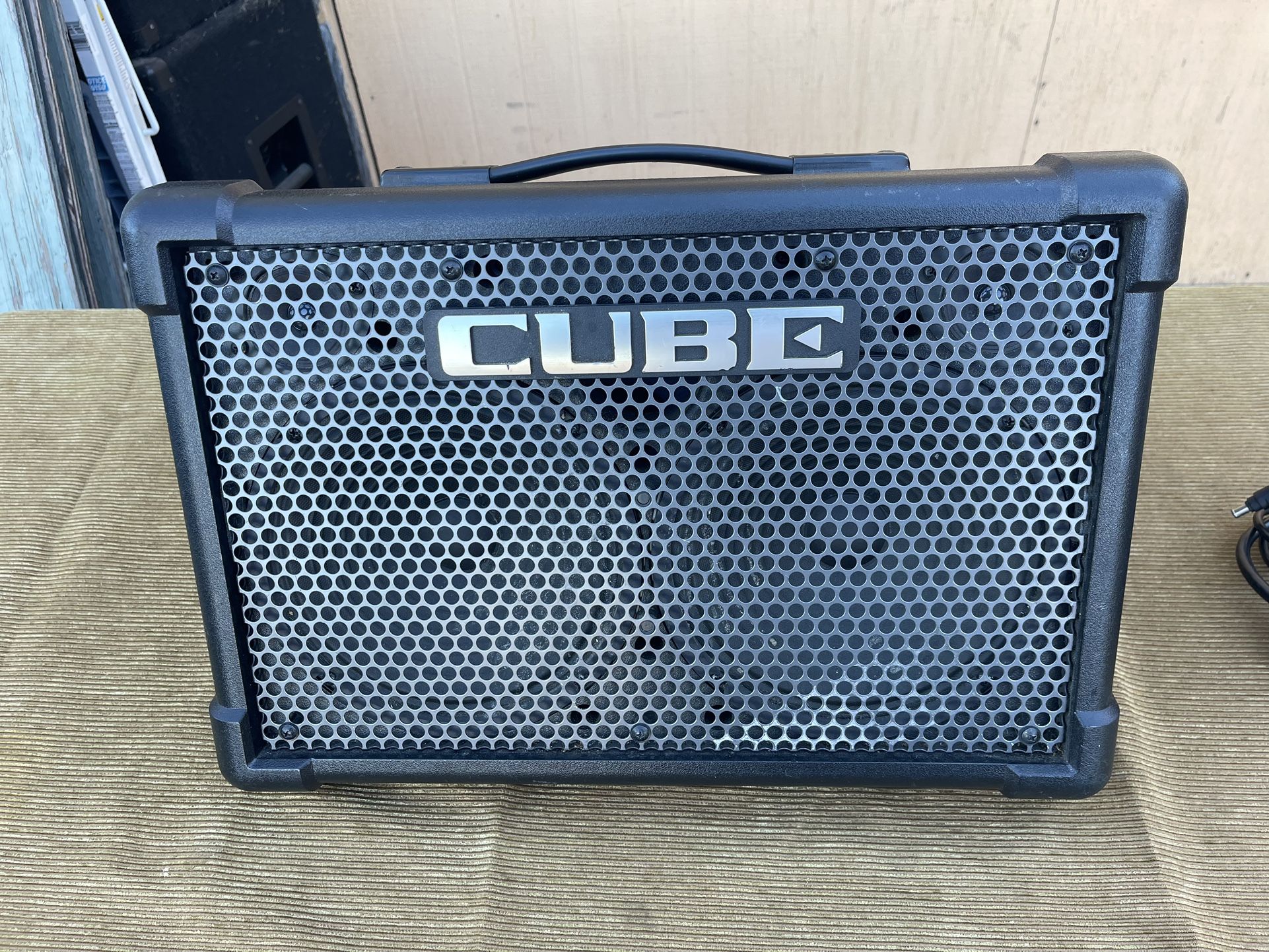 ROLAND CUBE