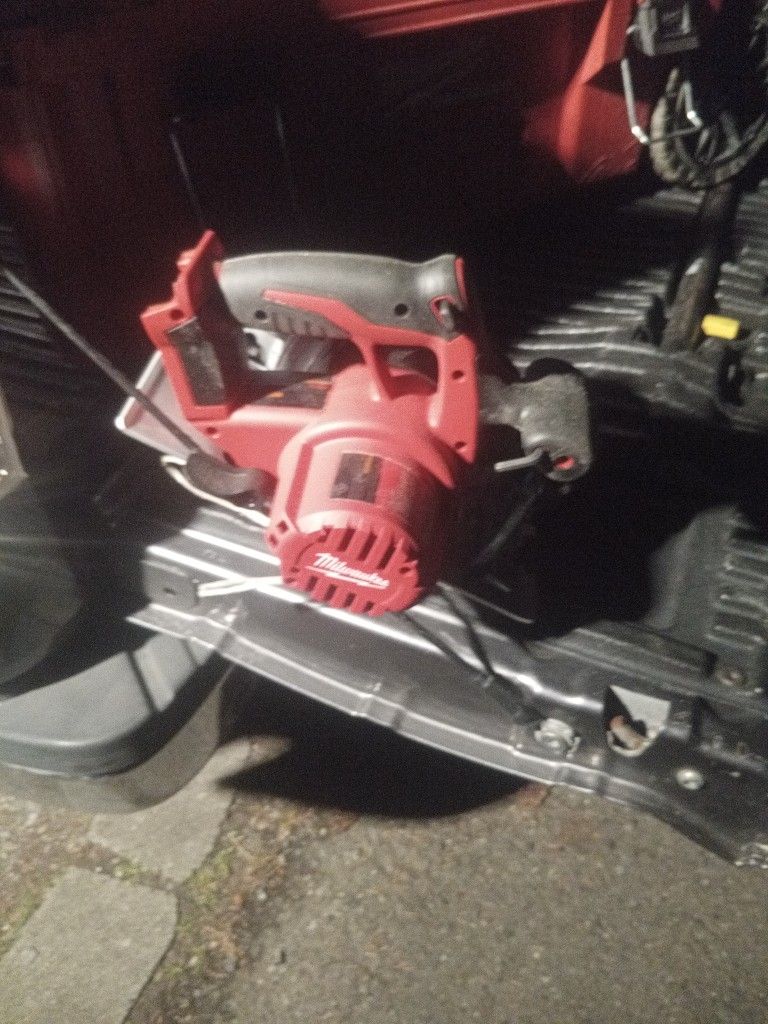 Milwaukee Skillsaw W Battery And Charger