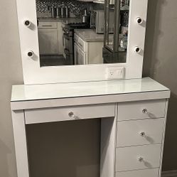 Vanity Desk With Mirror 