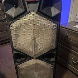 Big Bluetooth Speaker Bumps Hard!!!