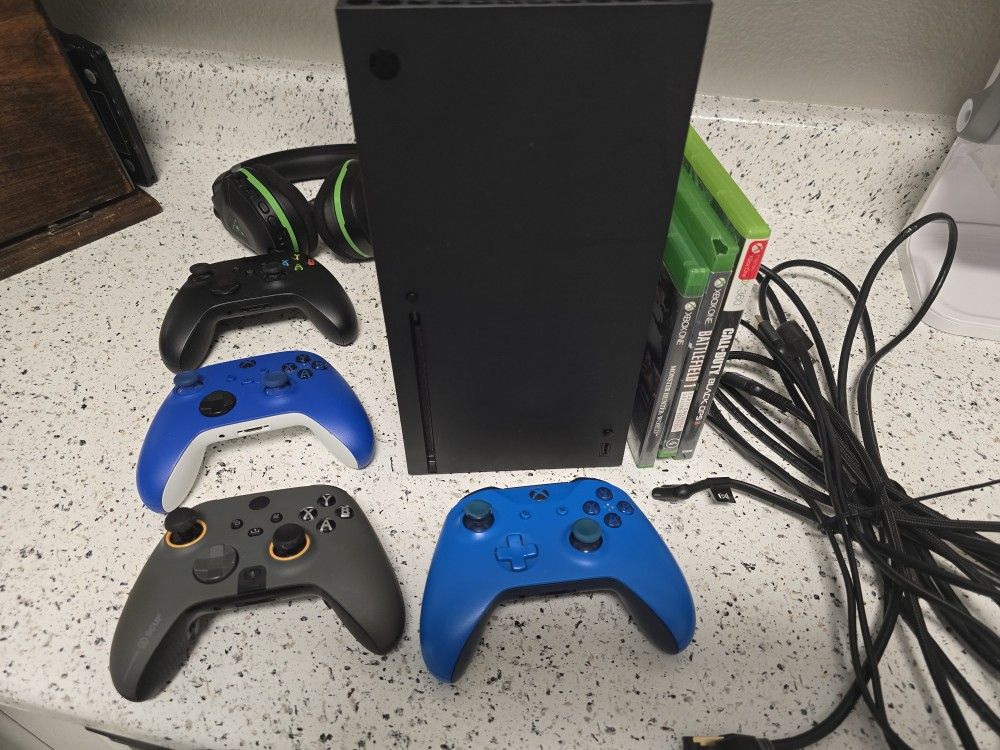 Xbox Series X (1Tb) W/ Headset & 4 Controllers