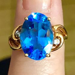 10kt Gold Beautiful Electric Blue/White Topaz Ring