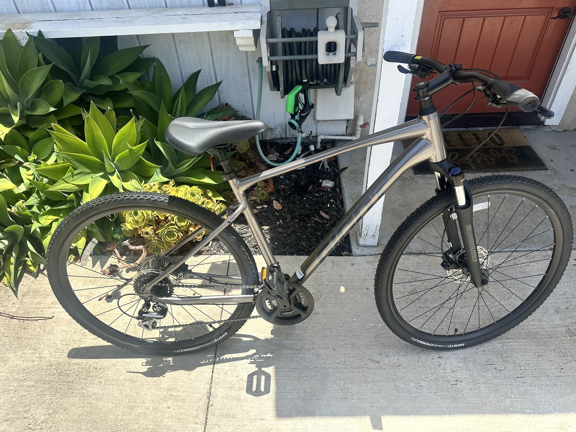 New Giant Roam Cross Bike