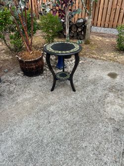 Black Pedestal accent table w/leaf wreath design