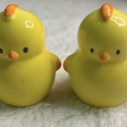 Novelty Easter ceramic yellow chicks Salt and Pepper Shakers