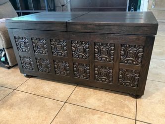 Storage chest / Coffee table