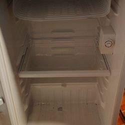 Magic Chef Mini Fridge 20.5x19x33