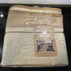 Babi Italia Luna 7-pc Crib Bed Set: Quilt,Dust Ruffle,2 Fitted Sheets,3 Wall Art