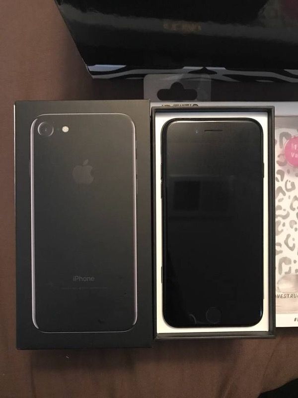 Like new iPhone 7 Unlocked Jet Black 128gb & Apple care and cases