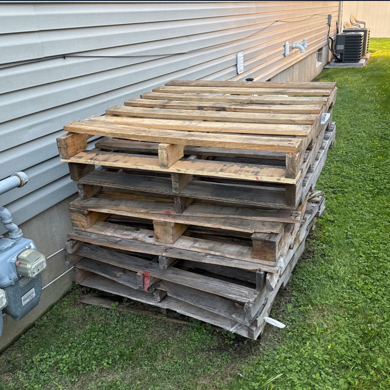 Wooden Pallets 8 Pieces, Free 