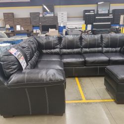 Kiser Black Sectional 2 Pc - Floor Model