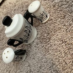 VINTAGE MUSICAL NOTES S&P SHAKERS W/ NAPKIN HOLDER