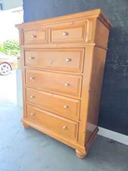 VENDO GAVETERO DE MADERA CON 5 GAVETAS. MEDIDAS 18"×38"×55"