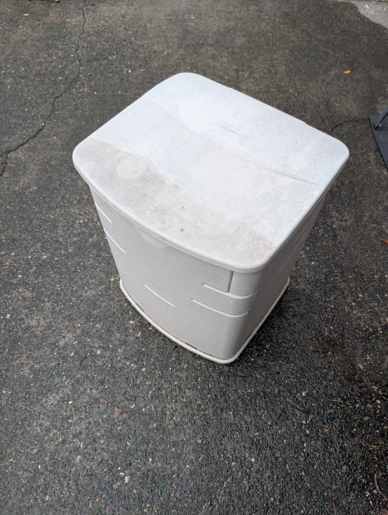 Rubbermaid Small Deck Storage Box