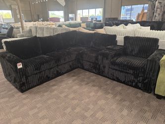 Comfy black sectional w/ console, usb and cupholders