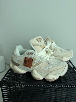 New Balance 9060 Sneakers – Size 6 Women / 4.5 Men