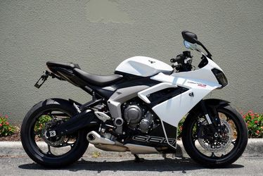 2025 Triumph Daytona 660 Snowdonia Whitesapphire Black