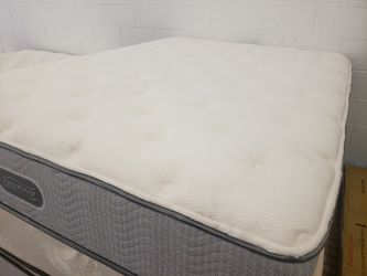 QUEEN MATTRESS SET/CAMAS DE VENTA