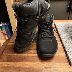 Men’s Nike tennis shoes, size 8 black mesh