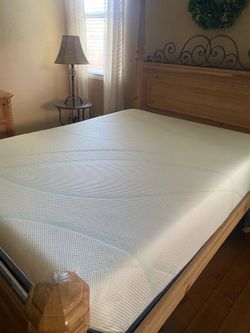 Tempur-pedic QUEEN size “ Luxeadapt soft “ mattress . 3 yr old. Like new! Original price over $4,000 new.